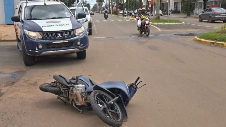 Motociclista fica ferida após colisão entre moto e carro em cruzamento de Campo Novo do Parecis