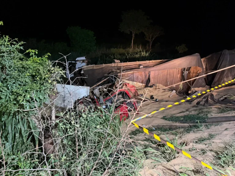 Grave acidente envolvendo duas carretas na divisa entre os municípios de Várzea Grande e Jangada
