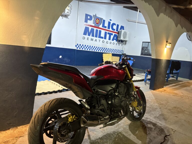 Motociclista sem placa foge da PM, empina moto perto de escola e é preso em Campo Novo