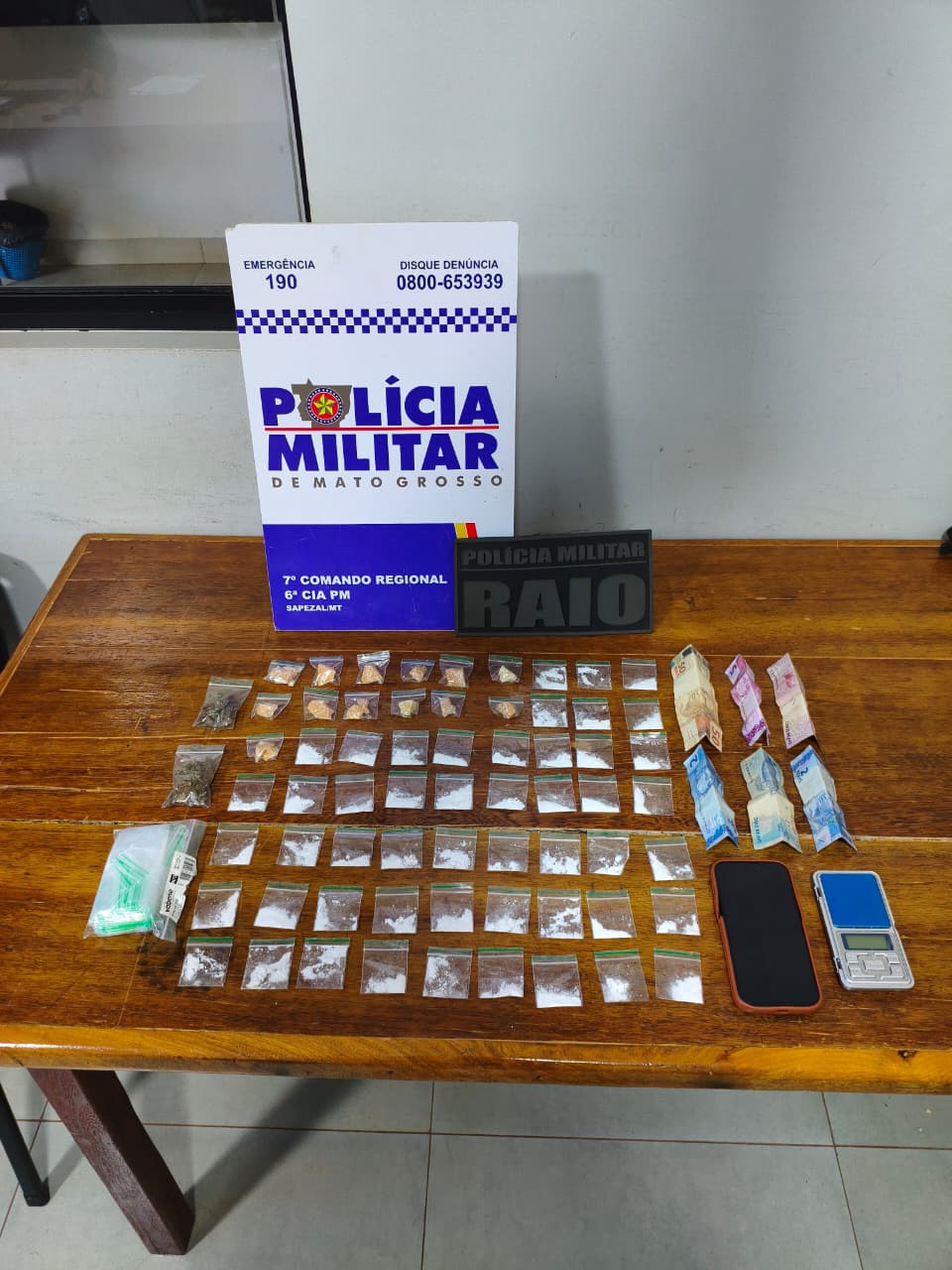 Equipe Raio prende suspeita por tráfico de drogas no bairro Jardim Floresta, em Sapezal