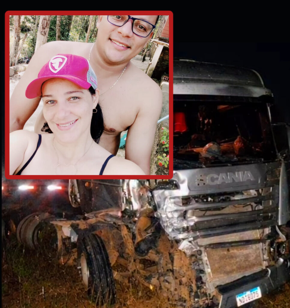 Montagem com foto do casal sorrindo, ele de óculos e ela de boné rosa, sobre imagem da frente destruída de um caminhão Scania à noite, com destroços de veículo ao lado