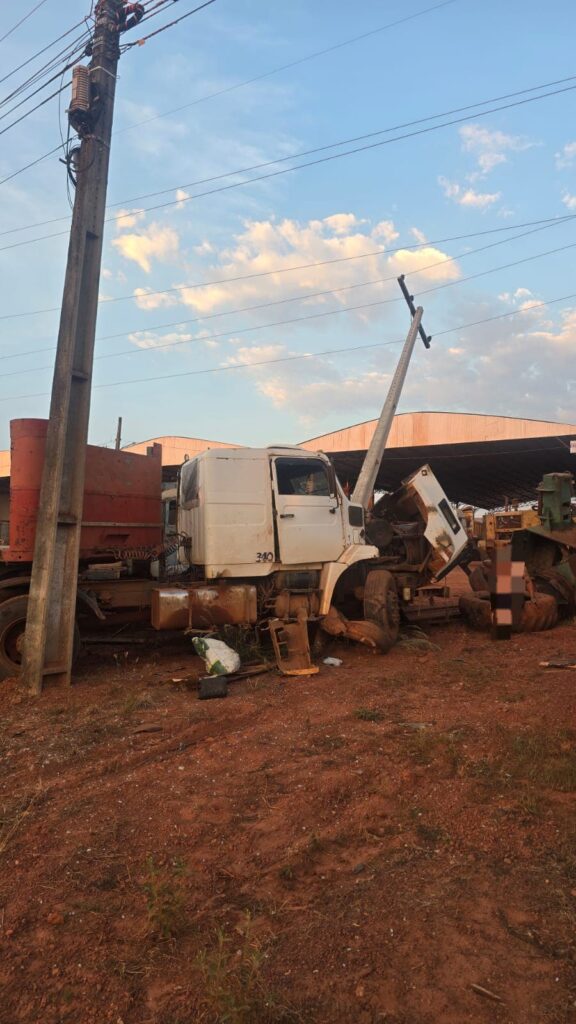 Caminhão Volvo branco com a cabine destruída após colidir com um poste de energia e outro caminhão em Brasnorte
