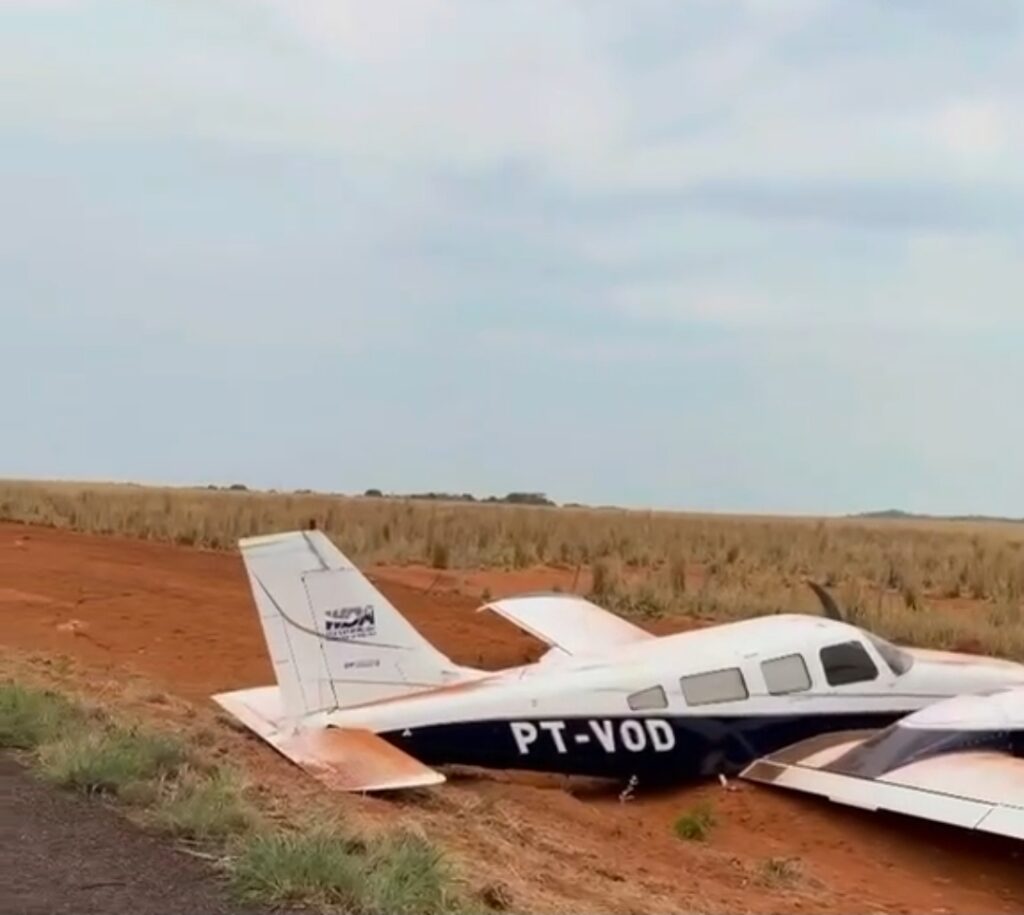 Avião de pequeno porte, prefixo PT-VOD, após pouso forçado em estrada entre Barra do Garças e Araguaiana