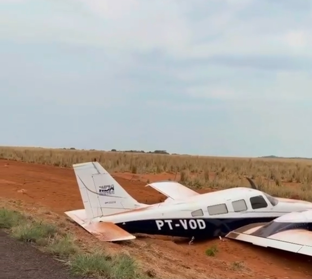 Avião de pequeno porte, prefixo PT-VOD, após pouso forçado em estrada entre Barra do Garças e Araguaiana