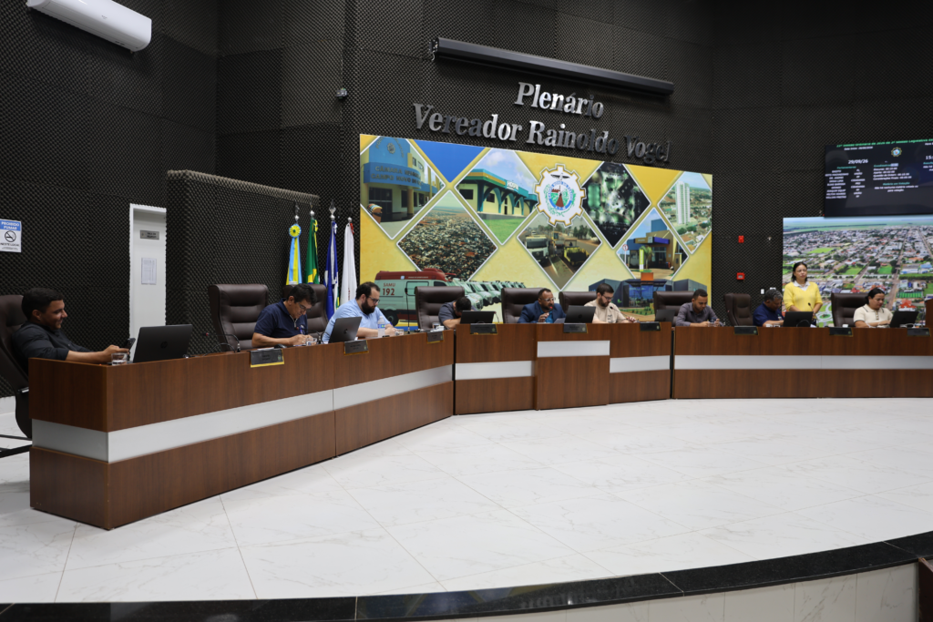 Vereadores sentados à bancada do Plenário Vereador Rainoldo Vogel durante sessão da Câmara de Campo Novo do Parecis