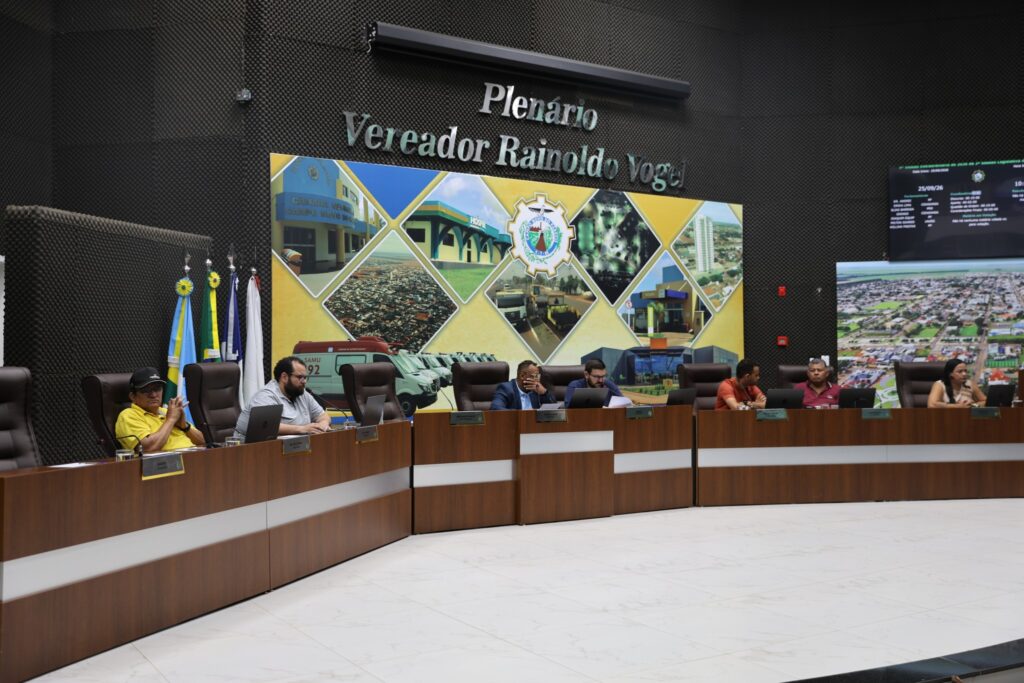 Vereadores sentados à bancada do Plenário Vereador Rainoldo Vogel durante sessão extraordinária da Câmara de Campo Novo do Parecis