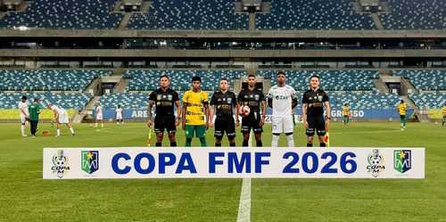 Capitães e arbitragem posam antes de partida da Copa FMF 2026
