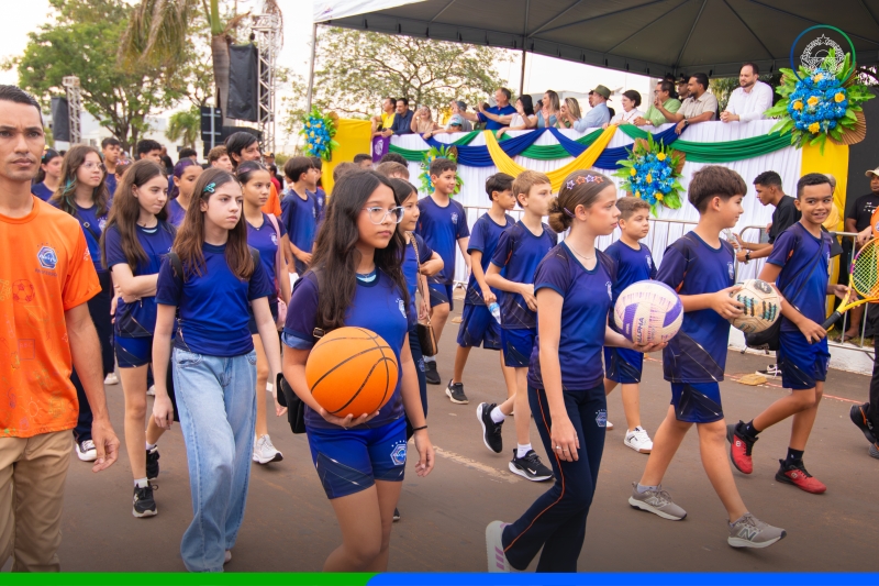 Crianças e estudantes desfilam com materiais esportivos no Desfile Cívico de Sapezal, MT