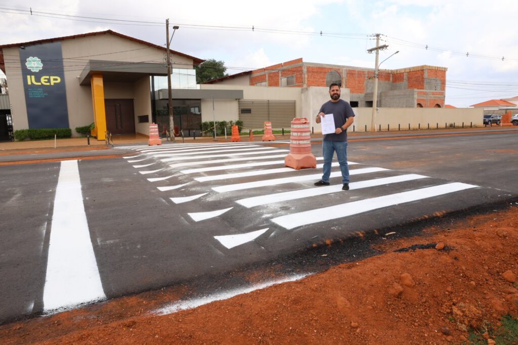 Vereador Beito Machadinho ao lado da nova faixa elevada para travessia de pedestres em frente ao ILEP, em Campo Novo do Parecis