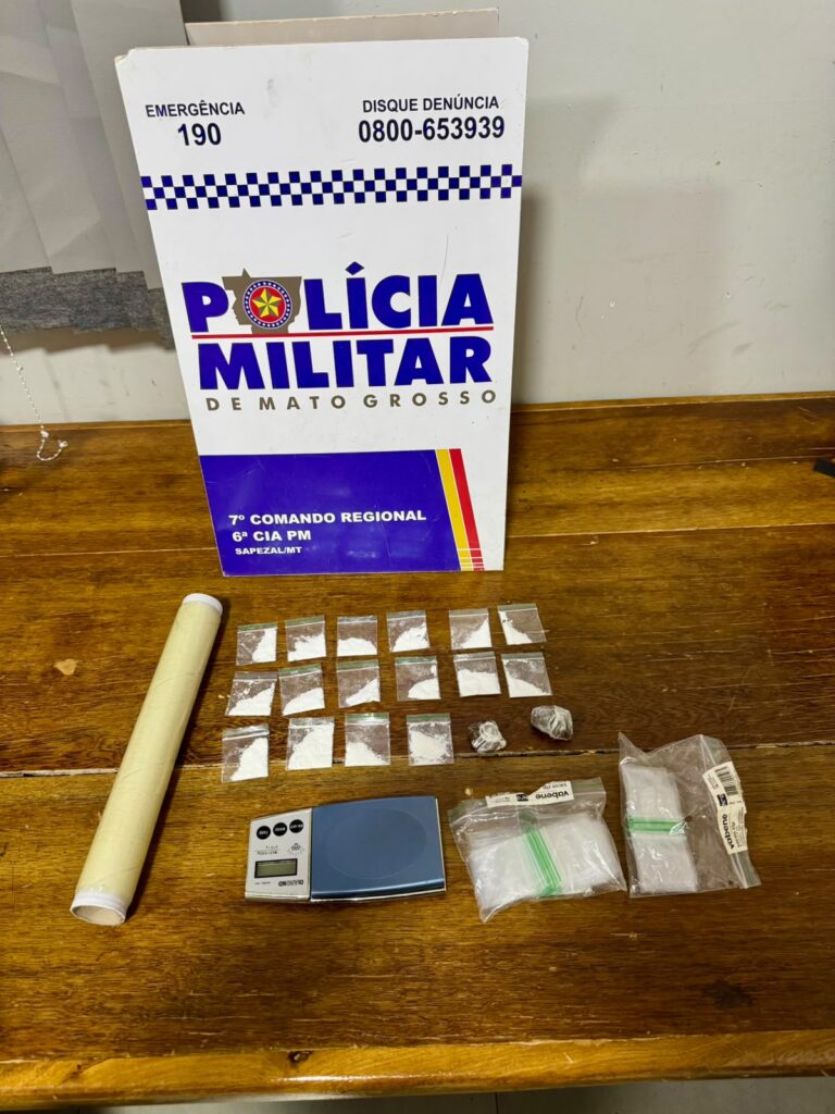 Porções de cocaína e maconha, balança de precisão e embalagens apreendidas pela Polícia Militar em Sapezal