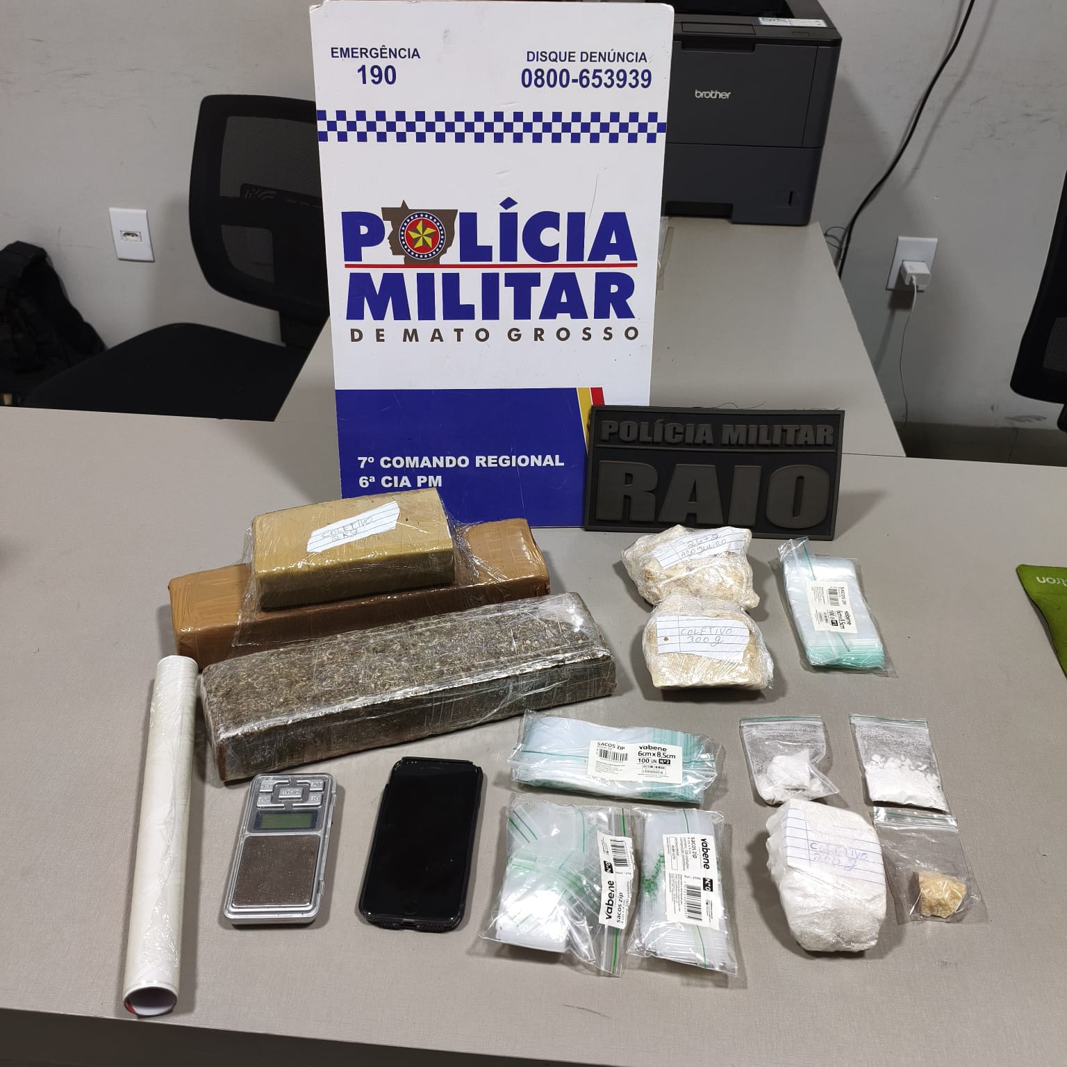 PM apreende drogas em casa usada como depósito no Jardim Sapezal