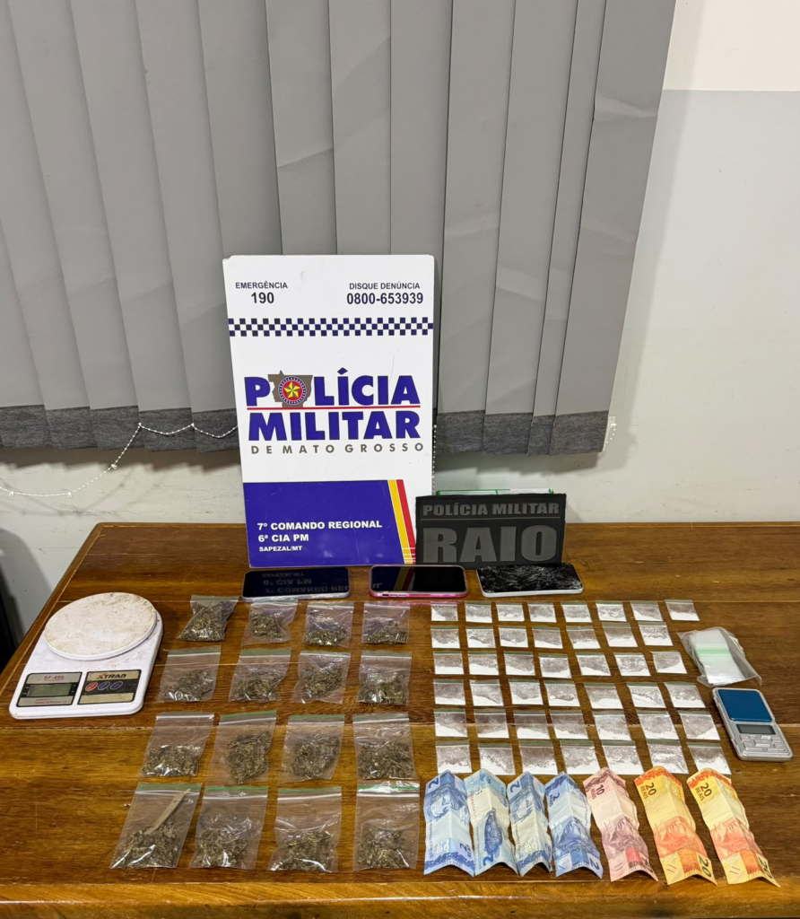 Porções de drogas, balanças de precisão, celulares e embalagens apreendidos pela equipe Raio da Polícia Militar em Sapezal