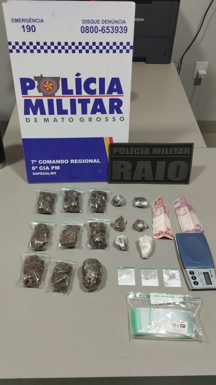 PM apreende drogas e prende mulher suspeita de tráfico no Jardim Sapezal