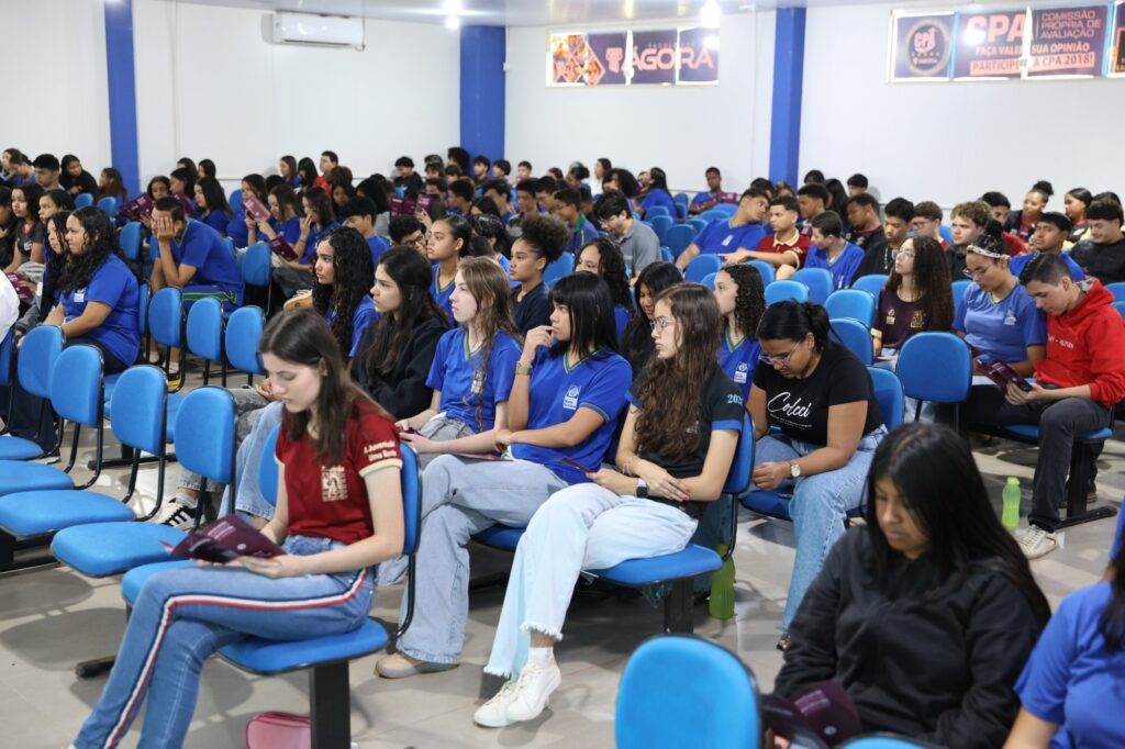 Alunos da Escola Estadual União da Chapada durante palestra da Procuradoria da Mulher da Câmara Municipal de Campo Novo do Parecis