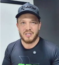Secretário de Infraestrutura de Brasnorte, Andrew Matheus Wagner, de boné e camiseta escura, falando em entrevista