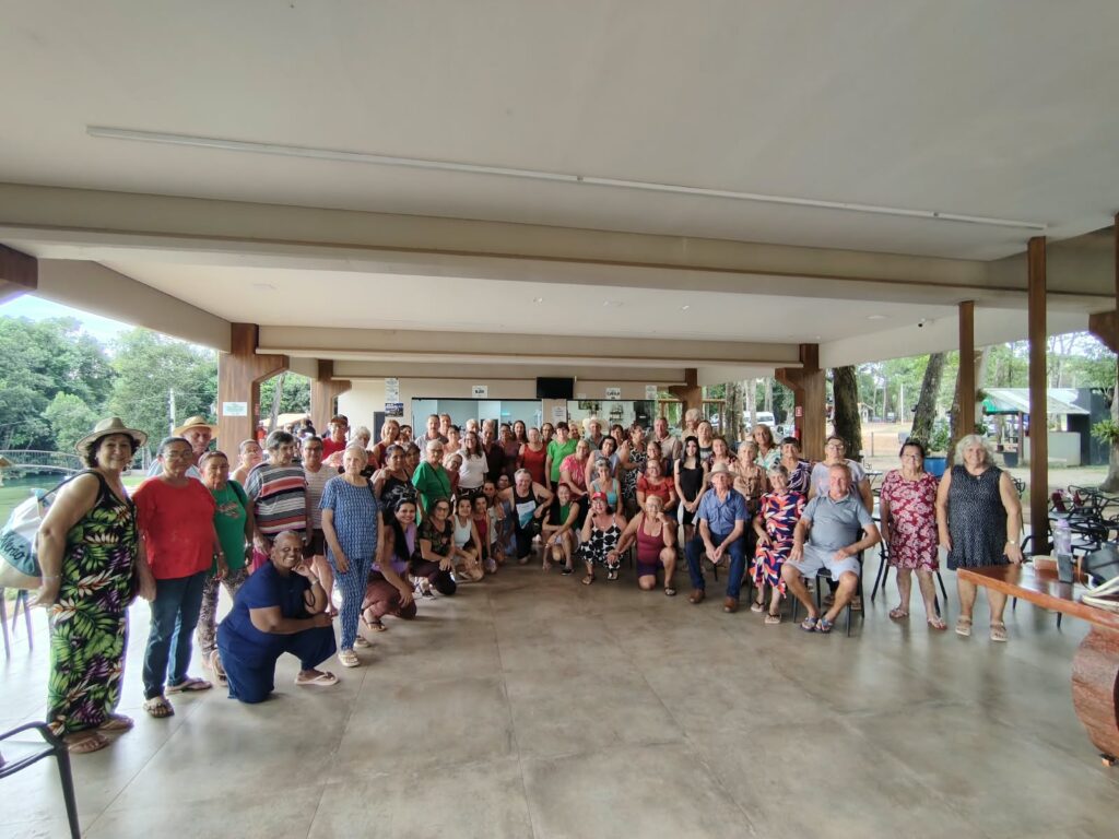 Grupo de idosos reunidos para foto em área coberta do Balneário Rio Verde, em Brasnorte