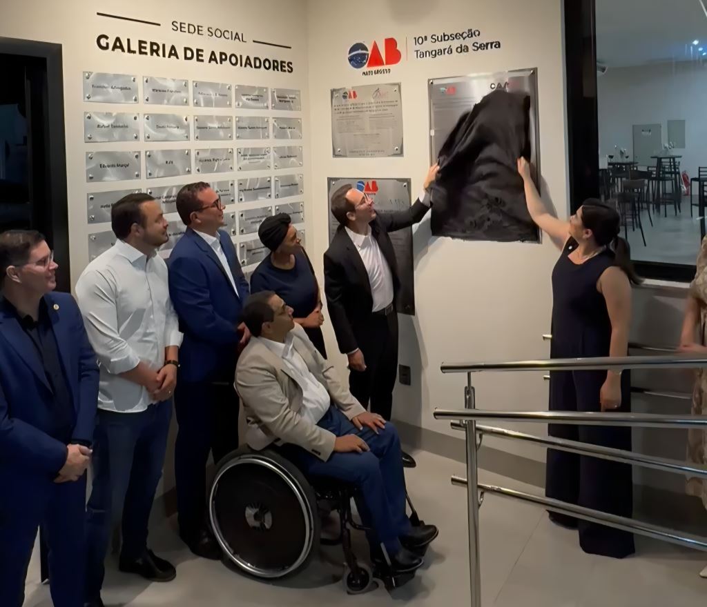 Dirigentes da OAB-MT descerram placa na inauguração da sede social da 10ª Subseção, ao lado do painel Galeria de Apoiadores
