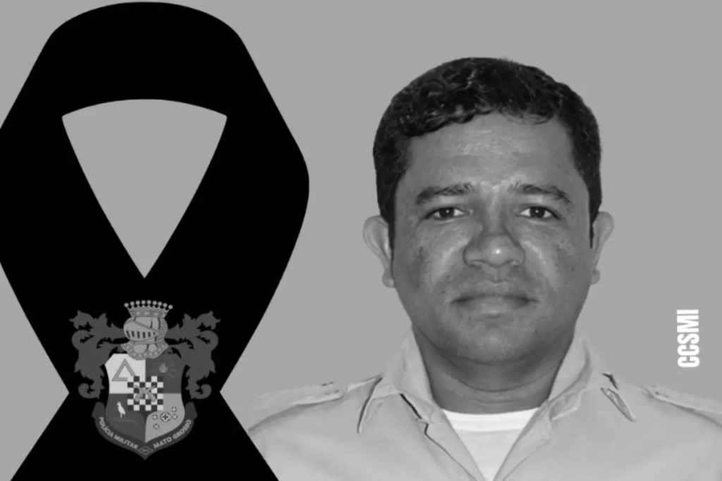 Imagem em preto e branco com o retrato do segundo-sargento Arnaldo Pereira dos Santos ao lado de um laço de luto com o brasão da Polícia Militar de Mato Grosso